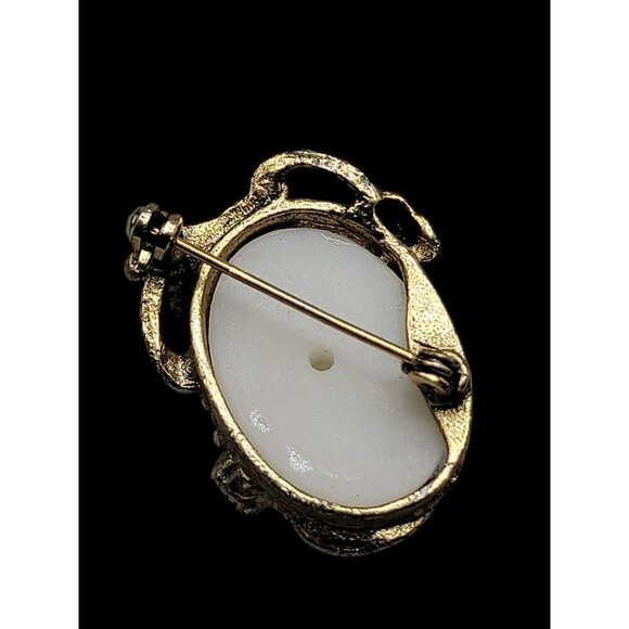 Faux Mabe Pearl Brooch Wrapped In Antique Gold Tone Setting Designer Pin - Picture 8 of 9